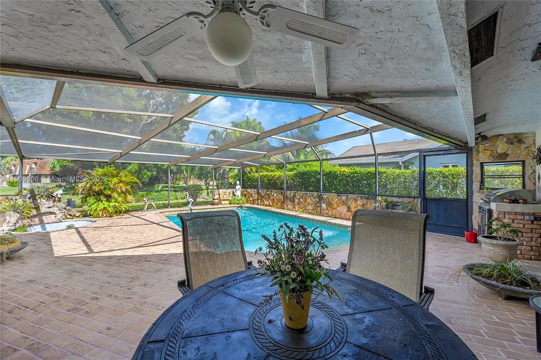 Под контрактом: $580,000 (3 спален, 2 ванн, 1715 Квадратных фут)