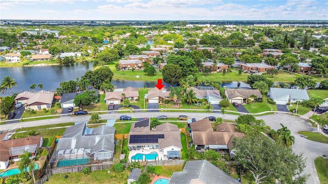 Под контрактом: $580,000 (3 спален, 2 ванн, 1715 Квадратных фут)