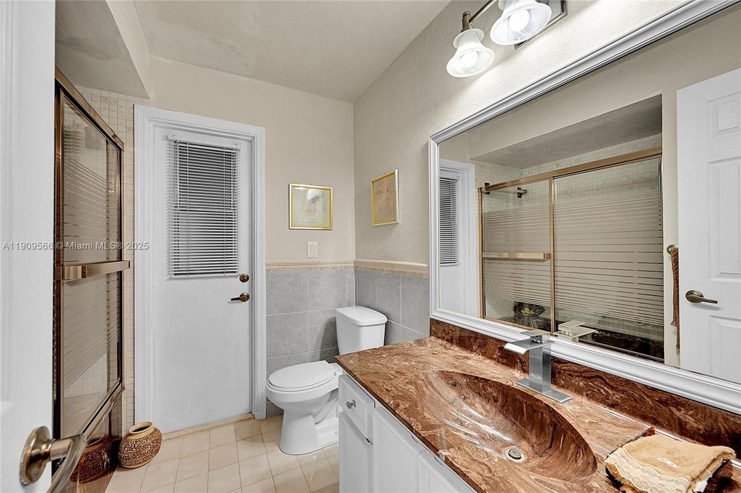 Под контрактом: $580,000 (3 спален, 2 ванн, 1715 Квадратных фут)