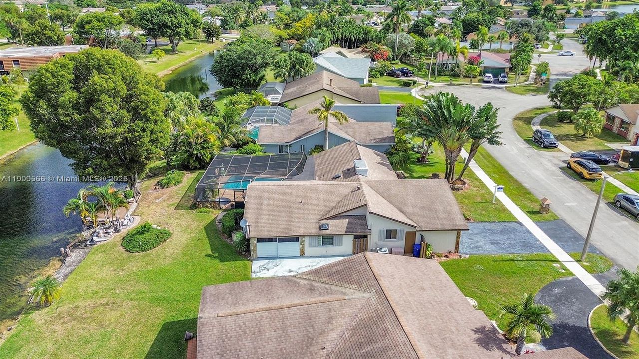 Под контрактом: $580,000 (3 спален, 2 ванн, 1715 Квадратных фут)