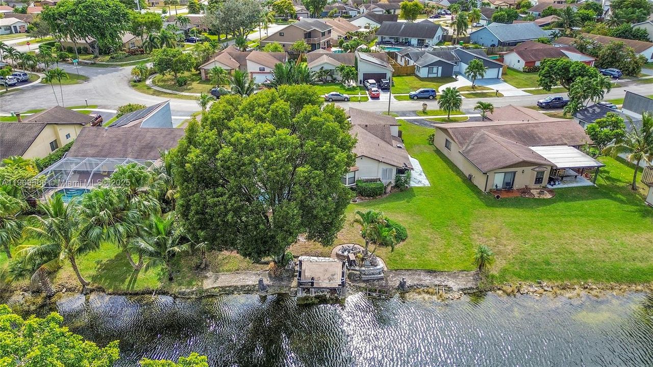 Под контрактом: $580,000 (3 спален, 2 ванн, 1715 Квадратных фут)