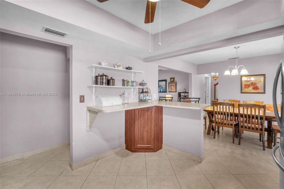 Activo con contrato: $600,000 (4 camas, 2 baños, 2029 Pies cuadrados)