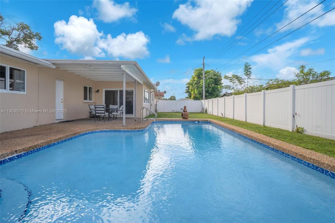 Activo con contrato: $600,000 (4 camas, 2 baños, 2029 Pies cuadrados)