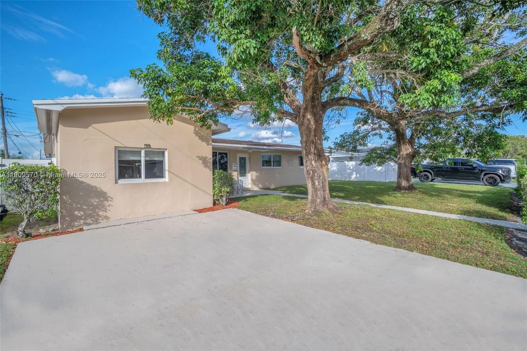 Activo con contrato: $600,000 (4 camas, 2 baños, 2029 Pies cuadrados)