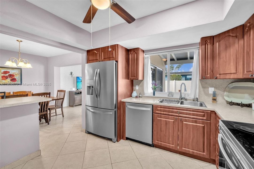 Activo con contrato: $600,000 (4 camas, 2 baños, 2029 Pies cuadrados)