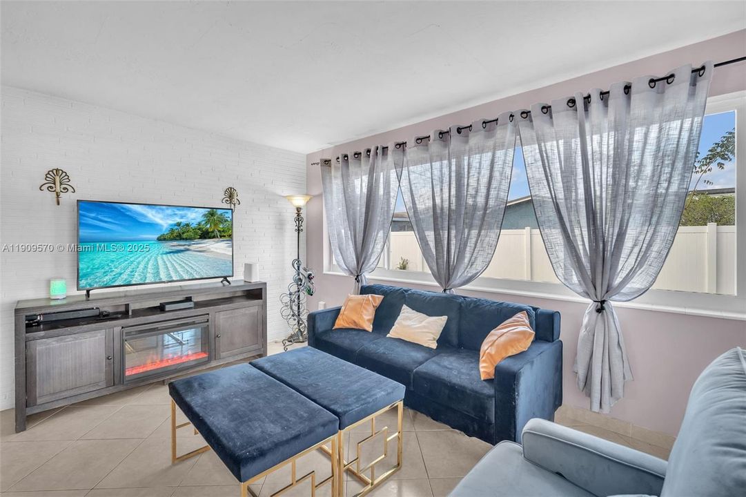 Activo con contrato: $600,000 (4 camas, 2 baños, 2029 Pies cuadrados)