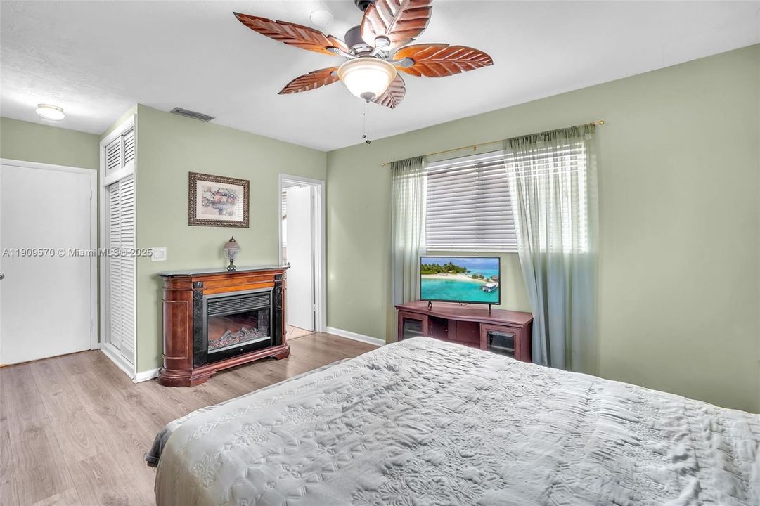 Activo con contrato: $600,000 (4 camas, 2 baños, 2029 Pies cuadrados)