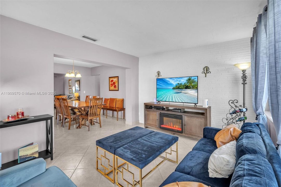 Activo con contrato: $600,000 (4 camas, 2 baños, 2029 Pies cuadrados)