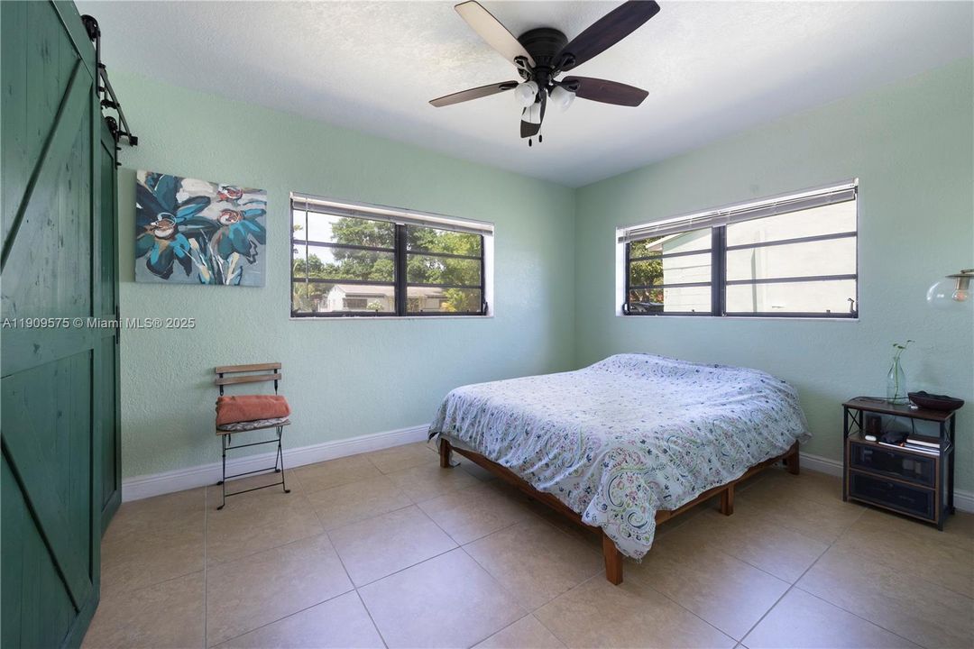 合同活跃: $3,300 (3 贝兹, 2 浴室, 1110 平方英尺)