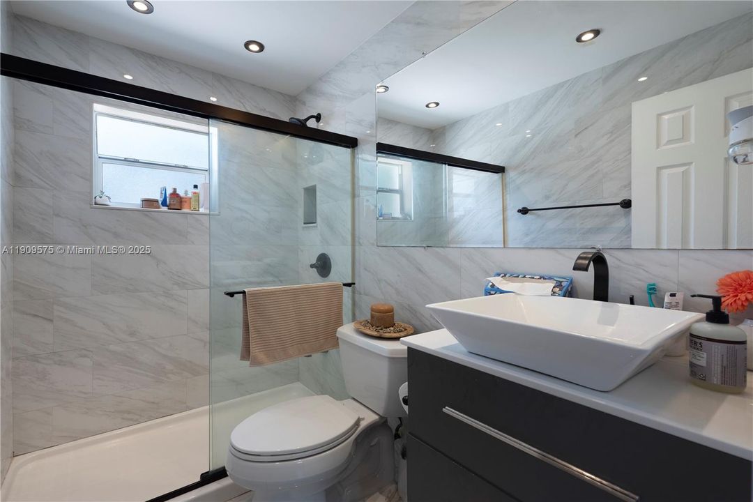 合同活跃: $3,300 (3 贝兹, 2 浴室, 1110 平方英尺)