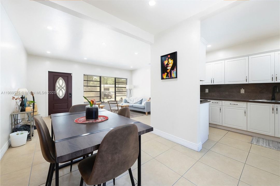 合同活跃: $3,300 (3 贝兹, 2 浴室, 1110 平方英尺)