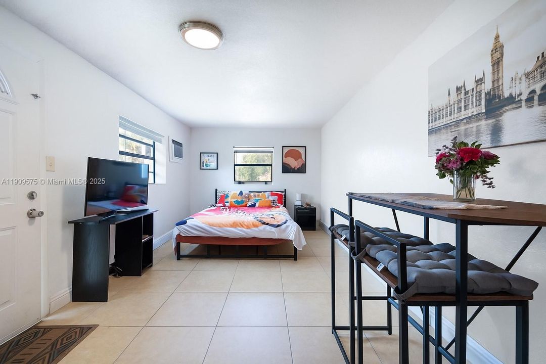 合同活跃: $3,300 (3 贝兹, 2 浴室, 1110 平方英尺)