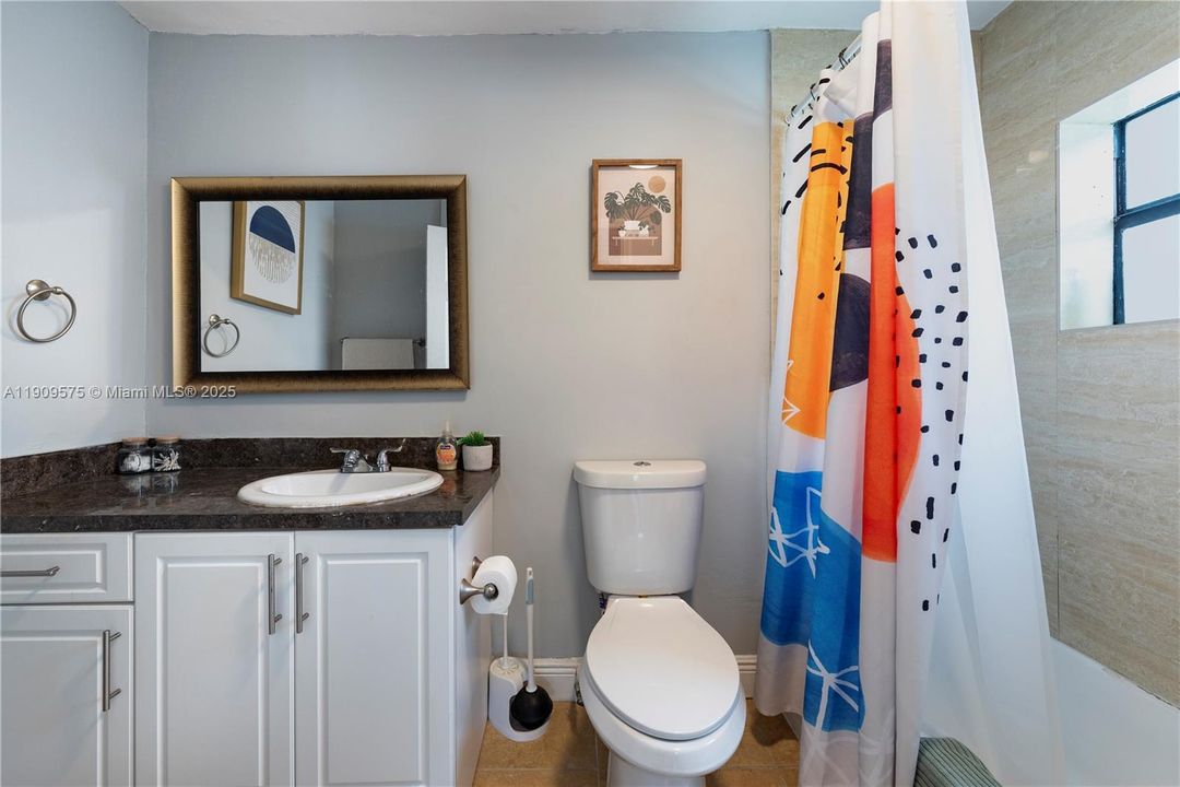 合同活跃: $3,300 (3 贝兹, 2 浴室, 1110 平方英尺)