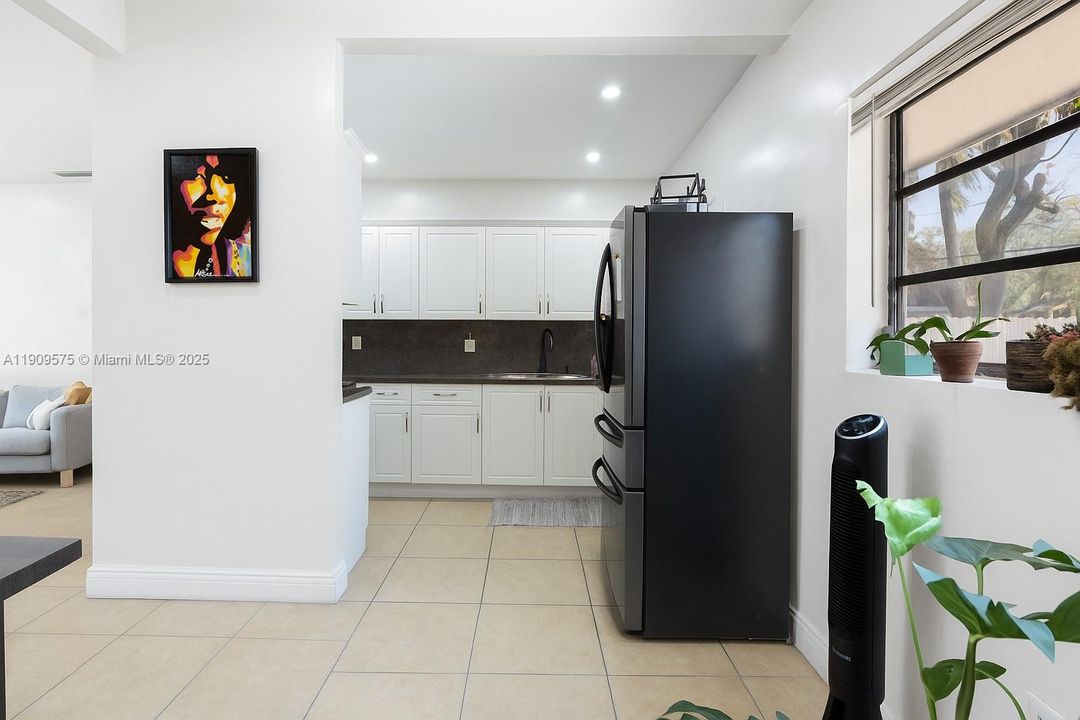 合同活跃: $3,300 (3 贝兹, 2 浴室, 1110 平方英尺)