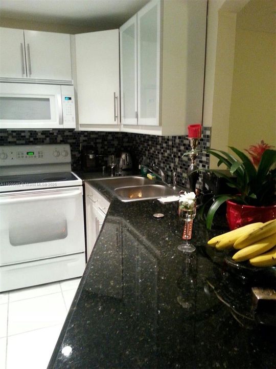 待售: $147,000 (1 贝兹, 1 浴室, 947 平方英尺)