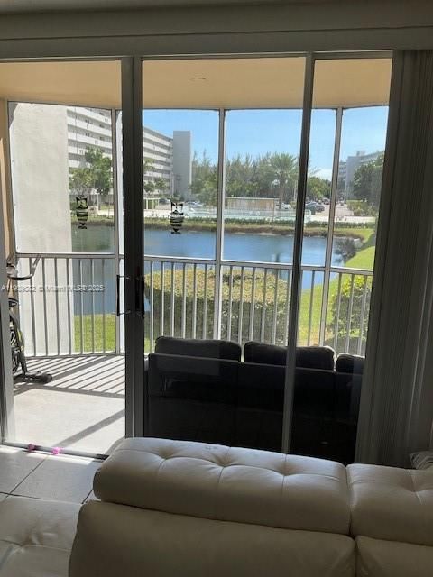 待售: $147,000 (1 贝兹, 1 浴室, 947 平方英尺)