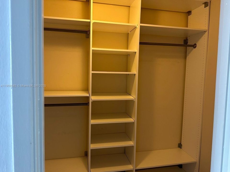 待售: $147,000 (1 贝兹, 1 浴室, 947 平方英尺)