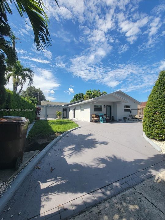 En Venta: $675,000 (4 camas, 3 baños, 1863 Pies cuadrados)