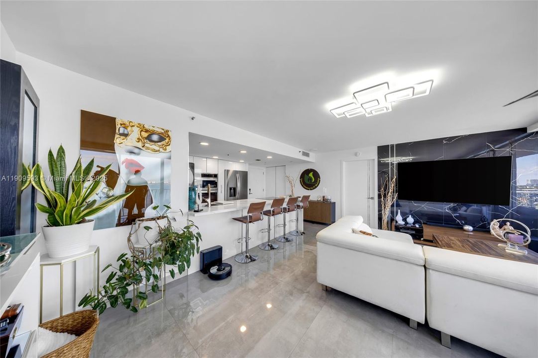 For Sale: $535,000 (2 beds, 2 baths, 1030 Square Feet)