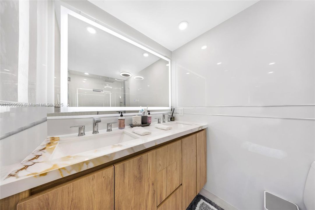 For Sale: $535,000 (2 beds, 2 baths, 1030 Square Feet)