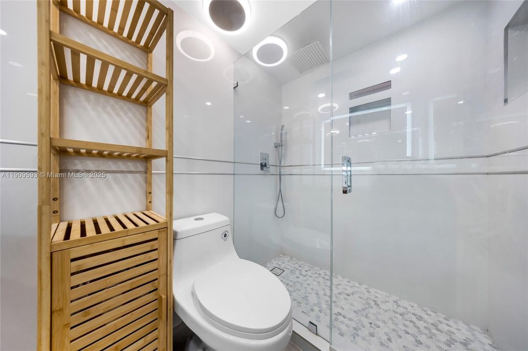 For Sale: $535,000 (2 beds, 2 baths, 1030 Square Feet)