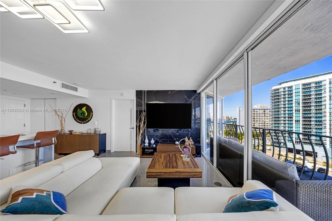 For Sale: $535,000 (2 beds, 2 baths, 1030 Square Feet)