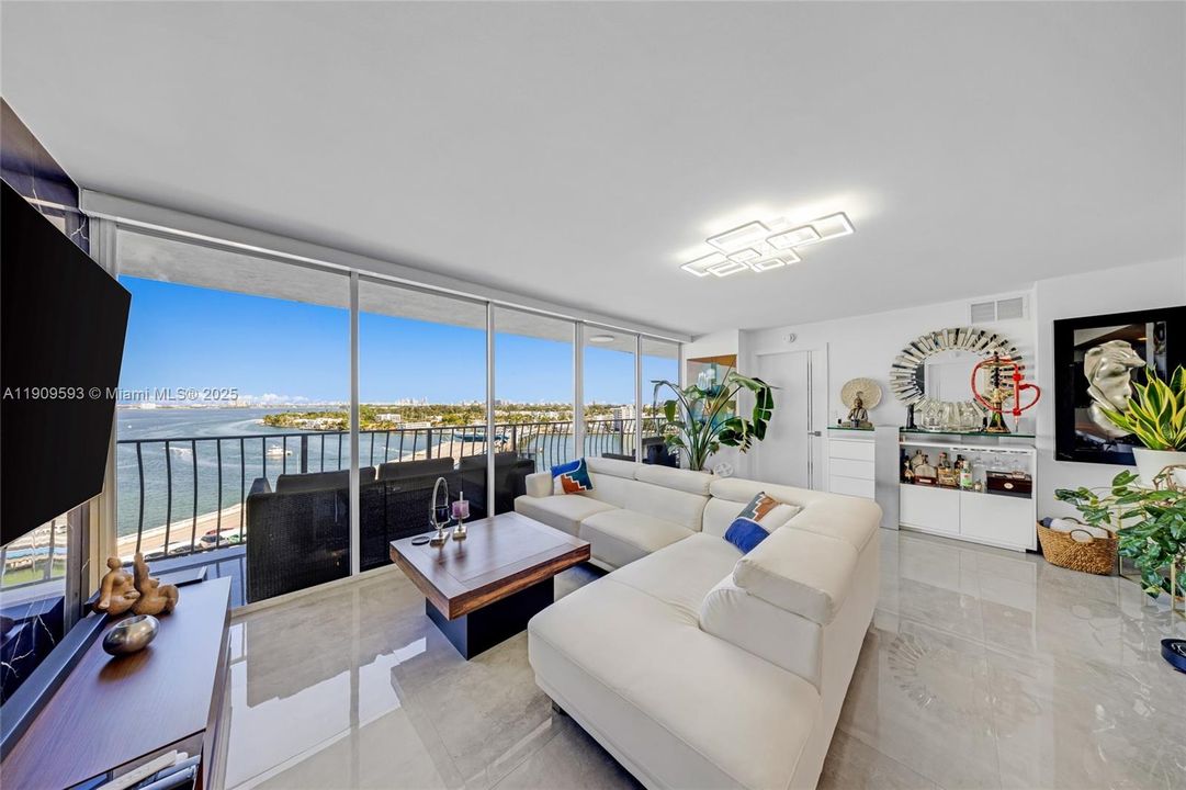 For Sale: $535,000 (2 beds, 2 baths, 1030 Square Feet)