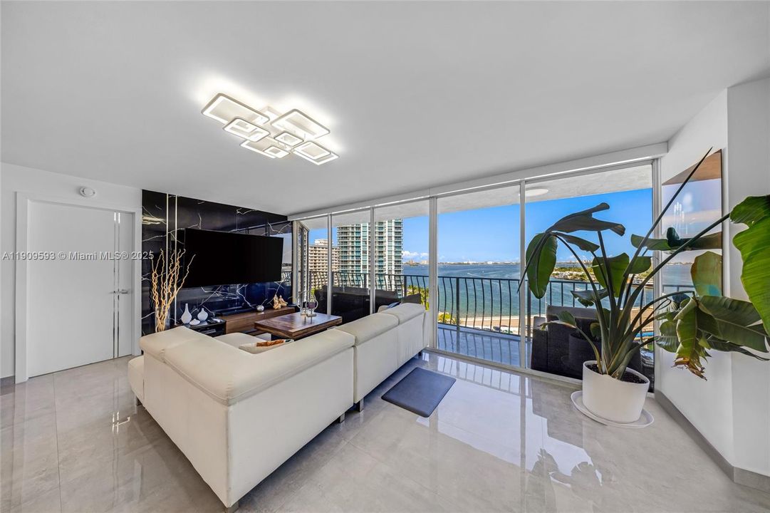 For Sale: $535,000 (2 beds, 2 baths, 1030 Square Feet)