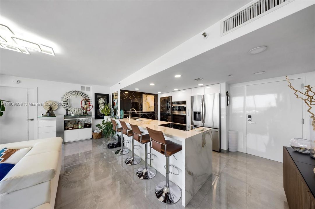 For Sale: $535,000 (2 beds, 2 baths, 1030 Square Feet)