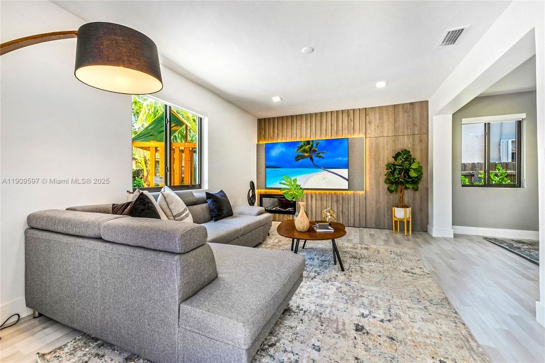 На продажу: $870,000 (4 спален, 2 ванн, 2017 Квадратных фут)