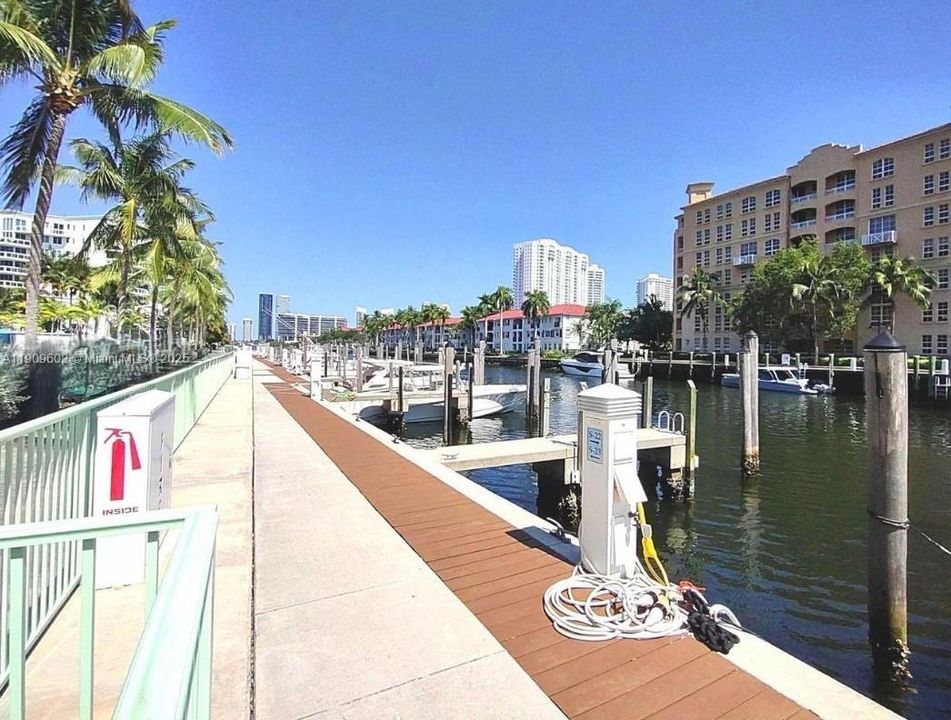 For Sale: $1,320,000 (3 beds, 4 baths, 2050 Square Feet)