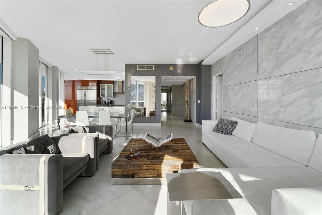 出租: $12,500 (3 贝兹, 3 浴室, 2235 平方英尺)