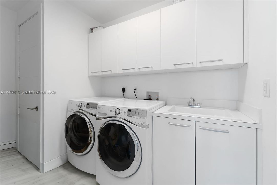 出租: $12,500 (3 贝兹, 3 浴室, 2235 平方英尺)