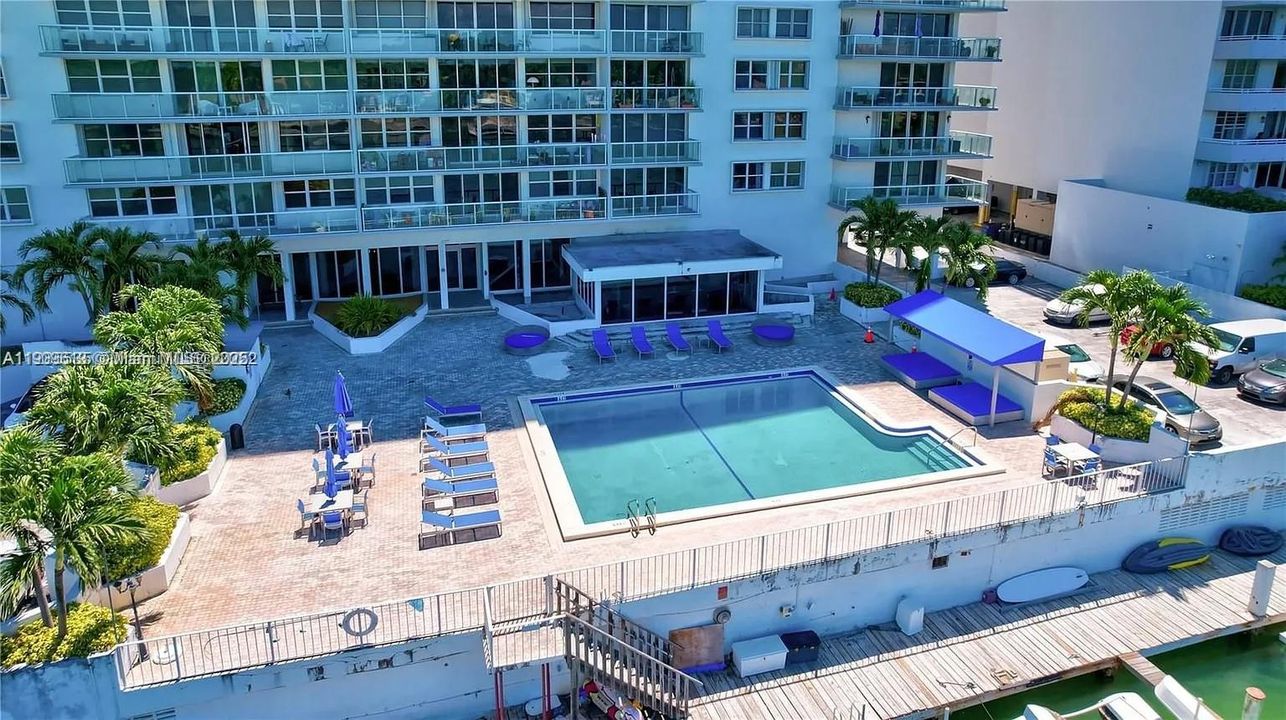 For Sale: $575,000 (2 beds, 2 baths, 1362 Square Feet)