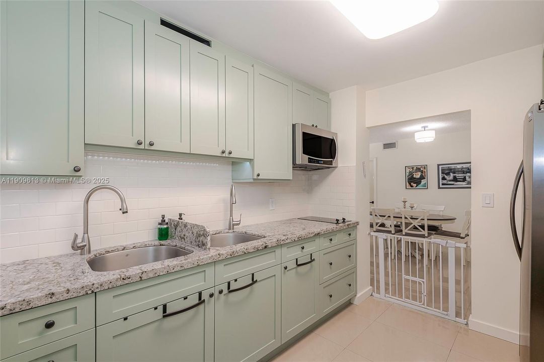 For Sale: $575,000 (2 beds, 2 baths, 1362 Square Feet)
