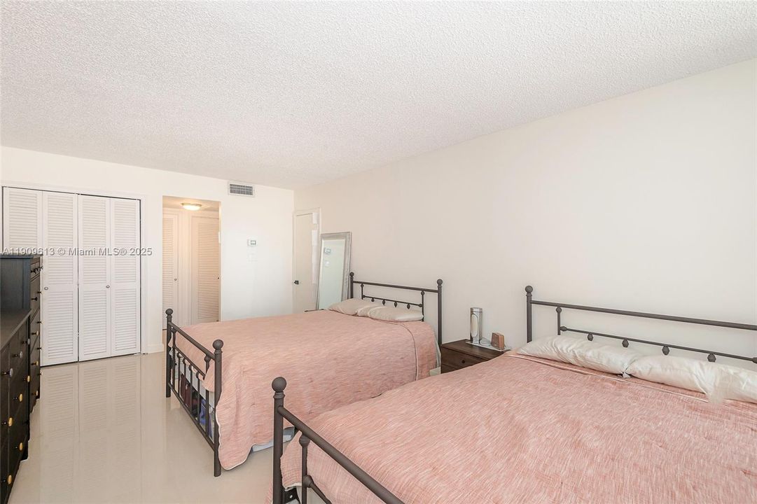 For Sale: $575,000 (2 beds, 2 baths, 1362 Square Feet)