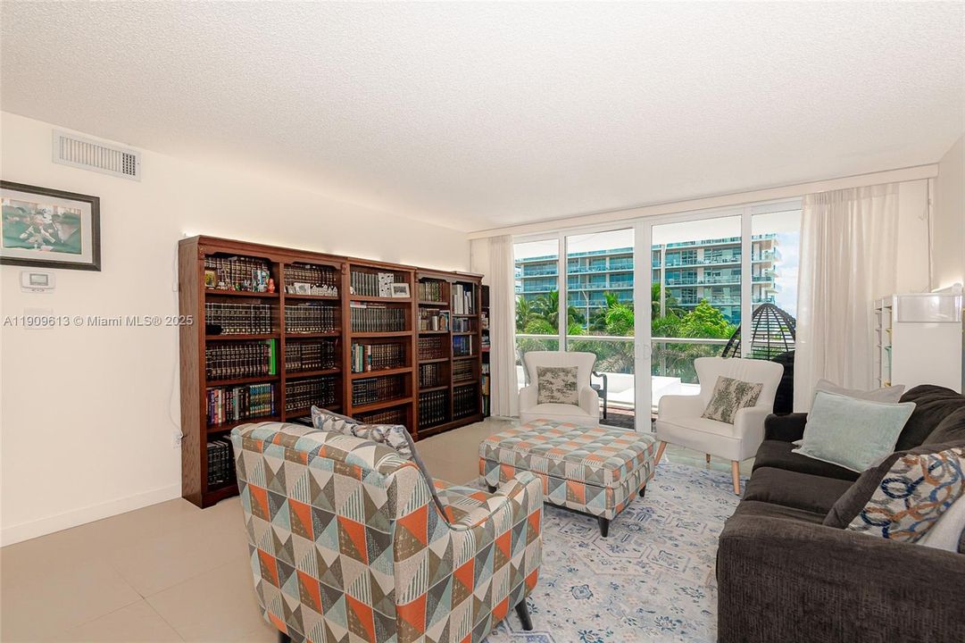 For Sale: $575,000 (2 beds, 2 baths, 1362 Square Feet)