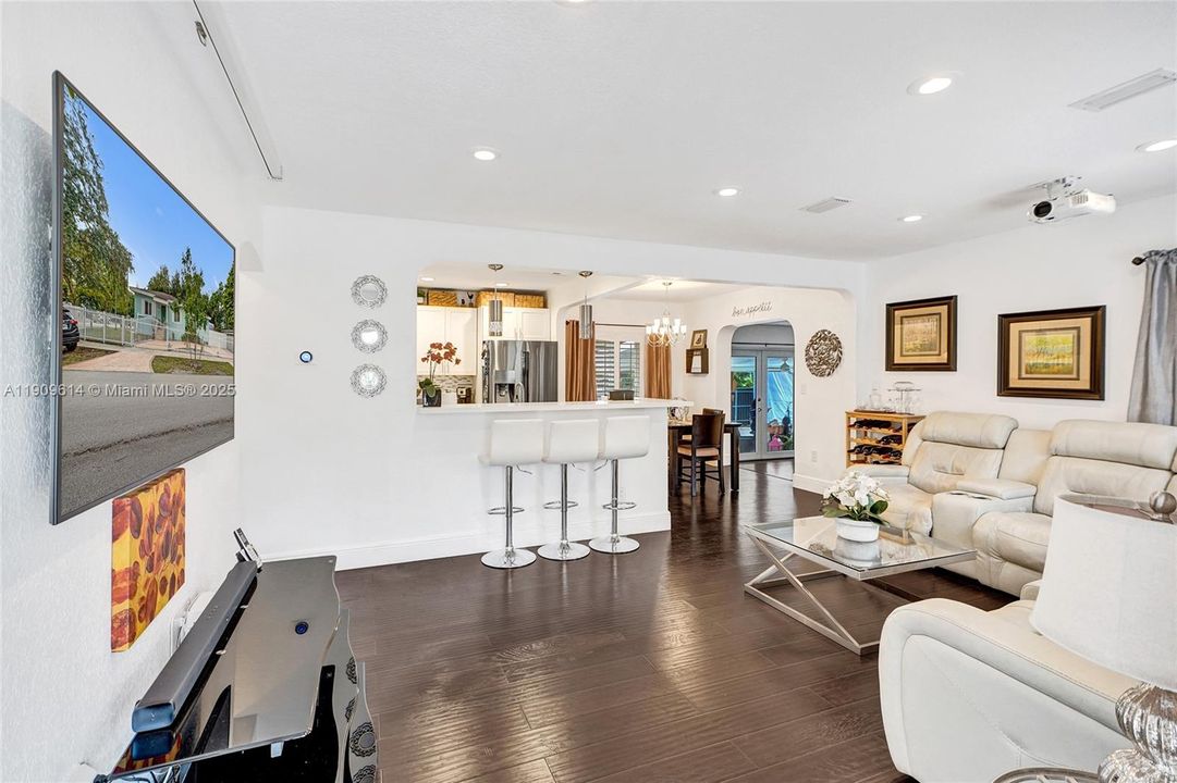 For Sale: $699,000 (2 beds, 1 baths, 1379 Square Feet)