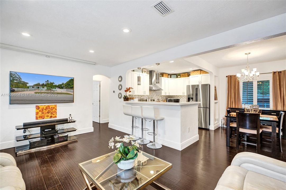 For Sale: $699,000 (2 beds, 1 baths, 1379 Square Feet)