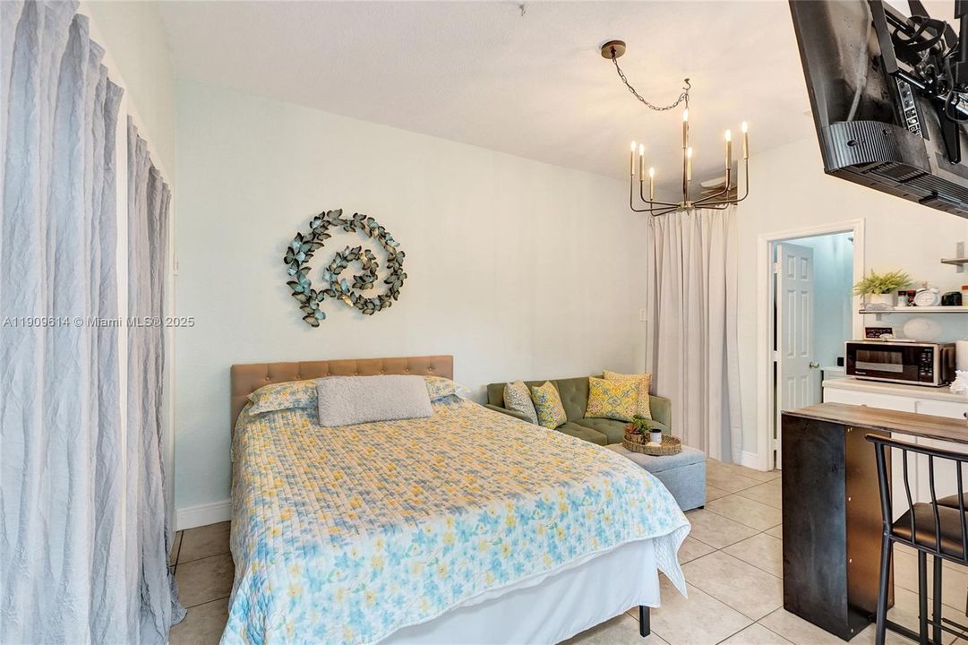 For Sale: $699,000 (2 beds, 1 baths, 1379 Square Feet)