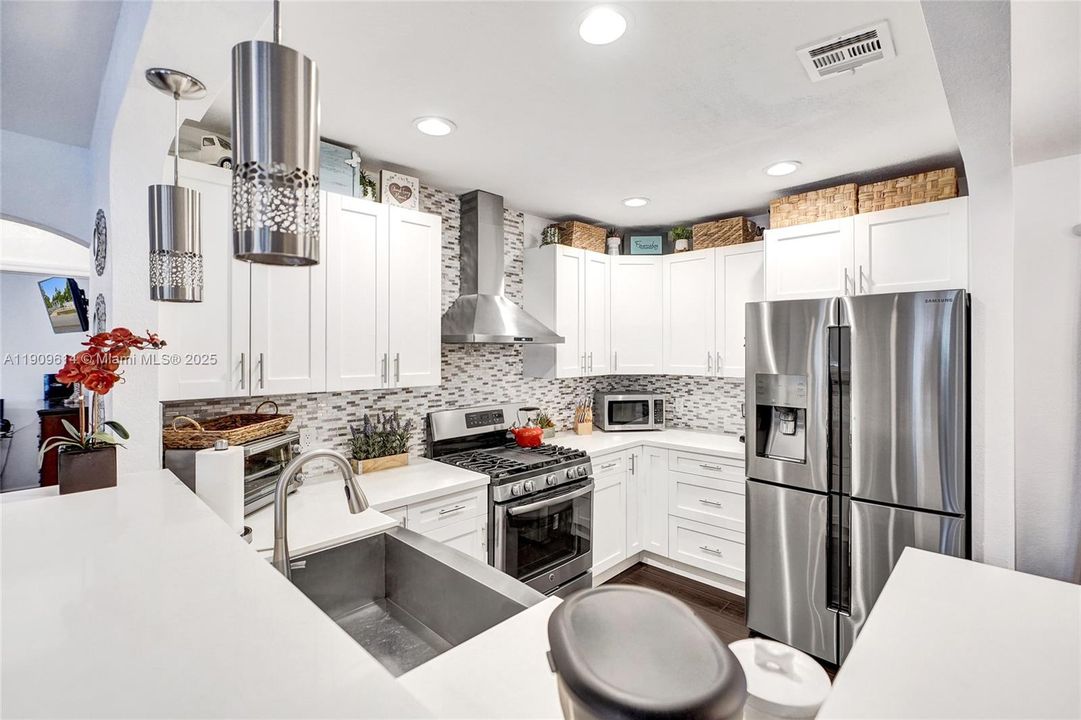For Sale: $699,000 (2 beds, 1 baths, 1379 Square Feet)