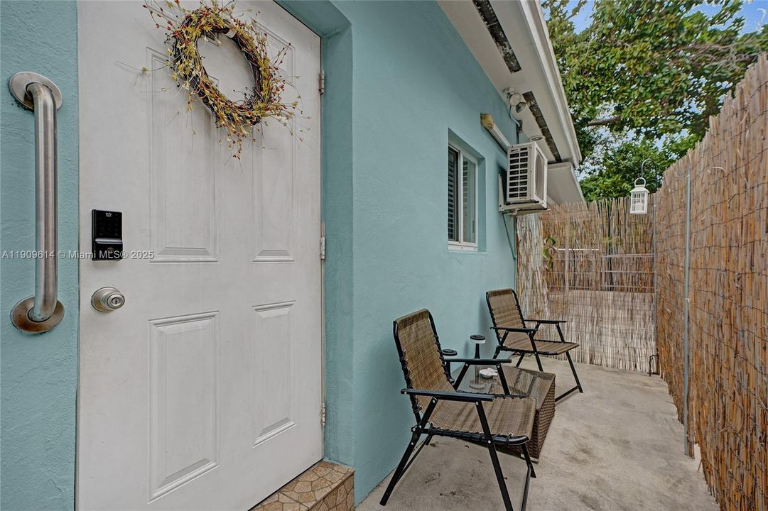 For Sale: $699,000 (2 beds, 1 baths, 1379 Square Feet)