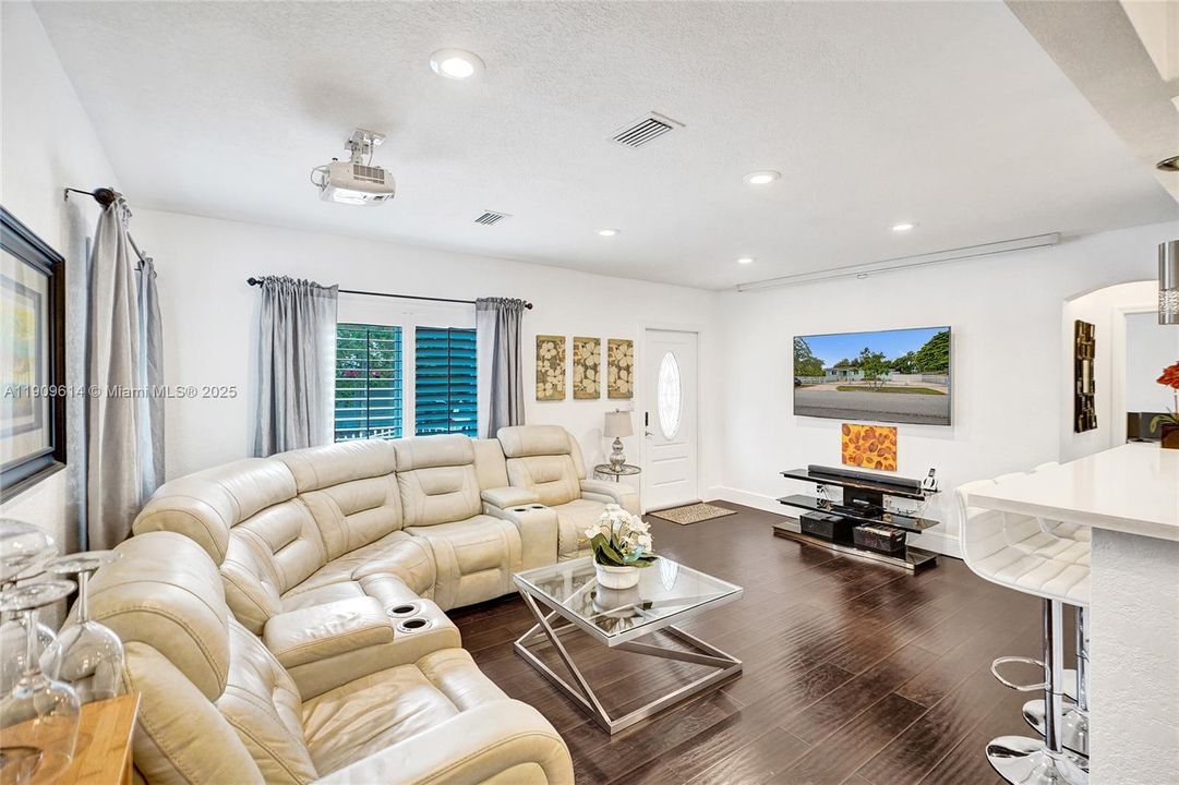 For Sale: $699,000 (2 beds, 1 baths, 1379 Square Feet)