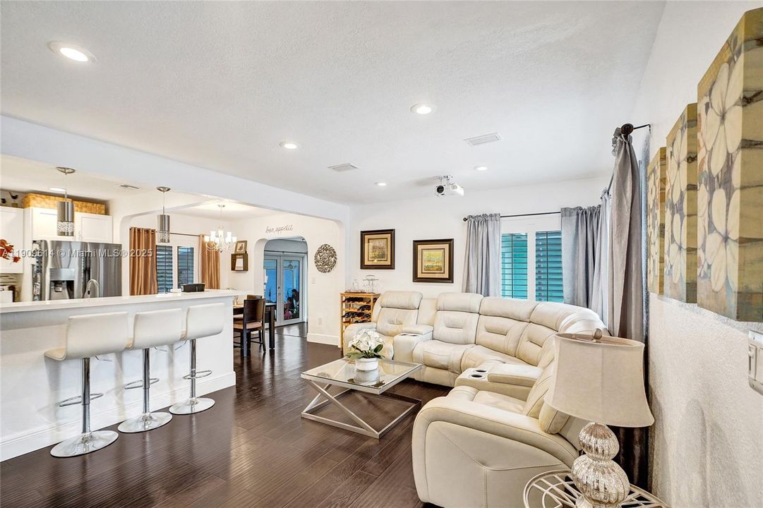 For Sale: $699,000 (2 beds, 1 baths, 1379 Square Feet)