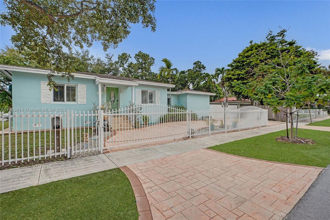 For Sale: $699,000 (2 beds, 1 baths, 1379 Square Feet)