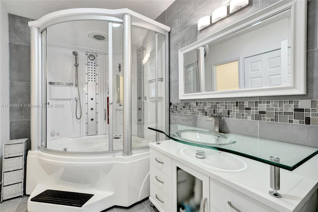 Master shower Jacuzzi