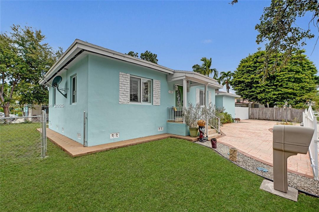 For Sale: $699,000 (2 beds, 1 baths, 1379 Square Feet)