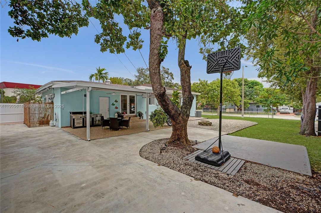 For Sale: $699,000 (2 beds, 1 baths, 1379 Square Feet)