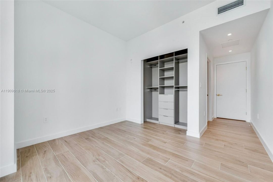 For Rent: $22,000 (3 beds, 3 baths, 1711 Square Feet)