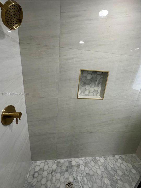 Activo con contrato: $599,000 (3 camas, 2 baños, 2103 Pies cuadrados)